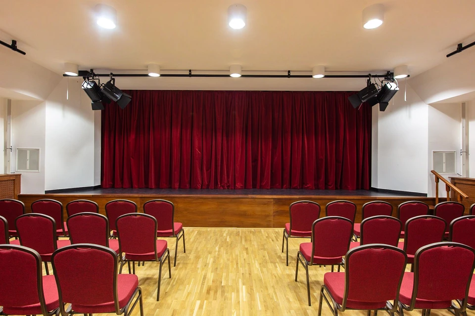 Teatro Alsónémedi com sistema K-array integrado a teatros e auditórios
