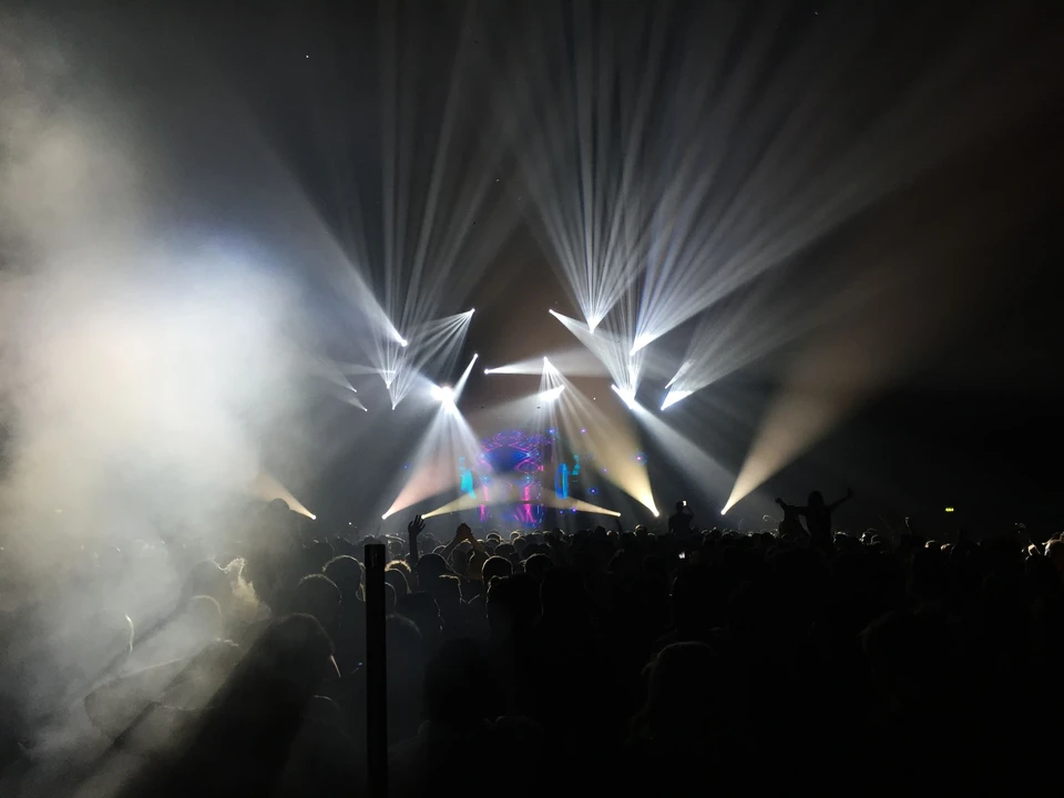 DJ Ben Nicky na SSE Arena Belfast com sistema K-array integrado a concertos, shows e festivais