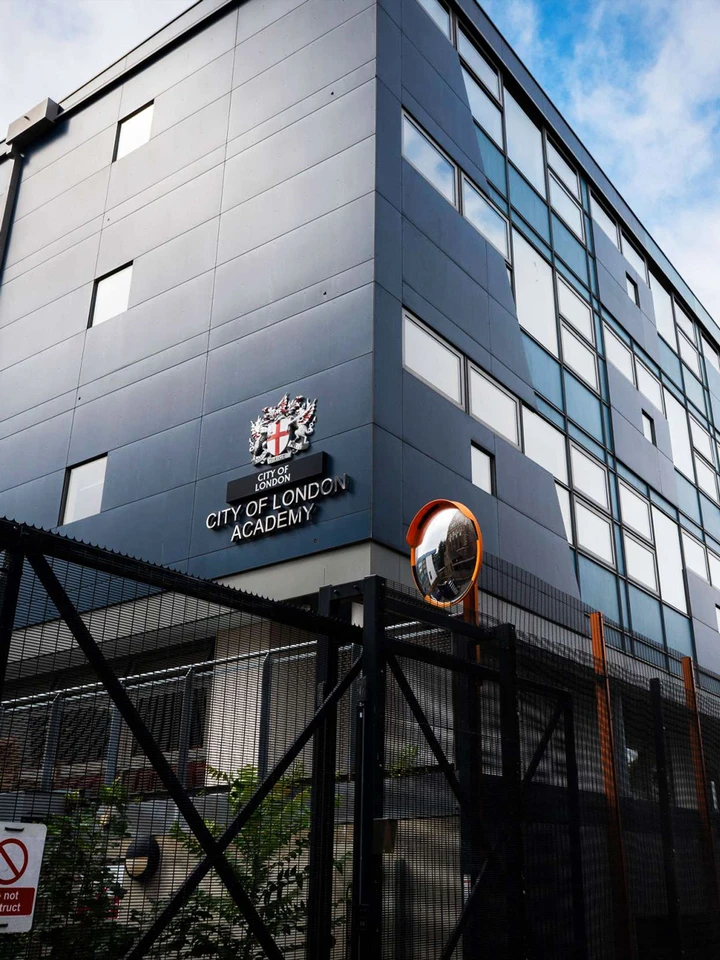 Auditório da City of London Academy com sistema K-array integrado a universidades e espaços educacionais