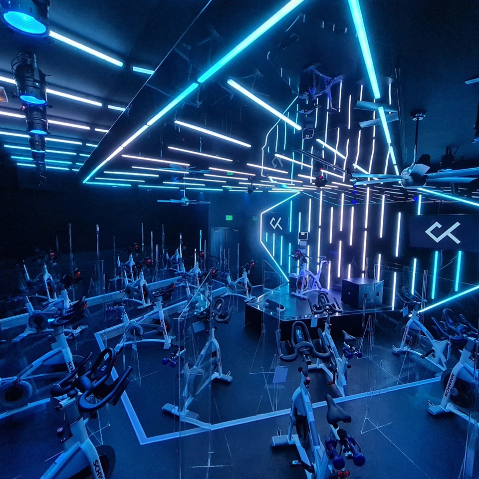 CRANK, estúdio de ciclismo indoor e fitness com sistema K-array integrado a academias, spas e espaços de bem-estar
