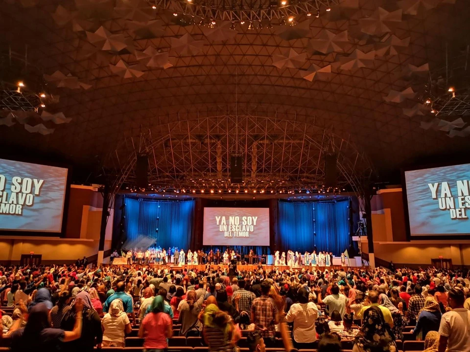Megaigreja Iglesia de Cristo Ebenezer com sistema K-array integrado a grandes celebrações e encontros