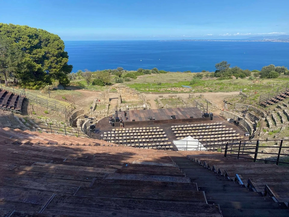 Teatro Grego de Tindari com sistema K-array integrado a teatros e auditórios