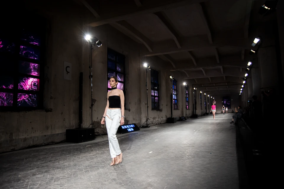 Desfile de moda da Polimoda com sistema K-array integrado a produções e experiências audiovisuais