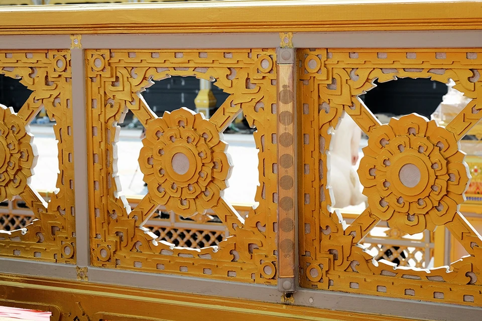 Cerimônia real de cremação em Bangkok com sistema K-array integrado a templos e igrejas