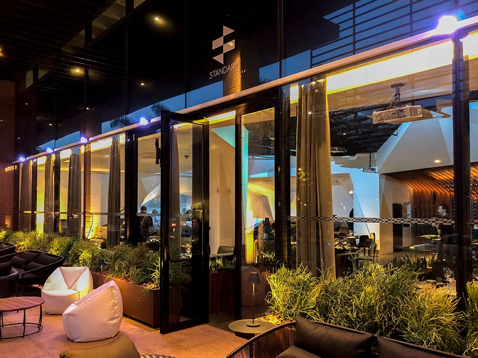 Clube Standard Dining com sistema K-array integrado a clubes, bares e lounges