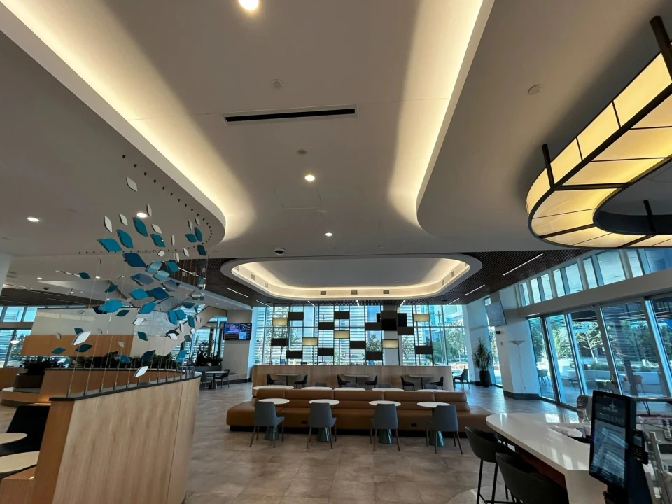 Centro corporativo TIAA Frisco com sistema K-array integrado a empresas e ambientes corporativos