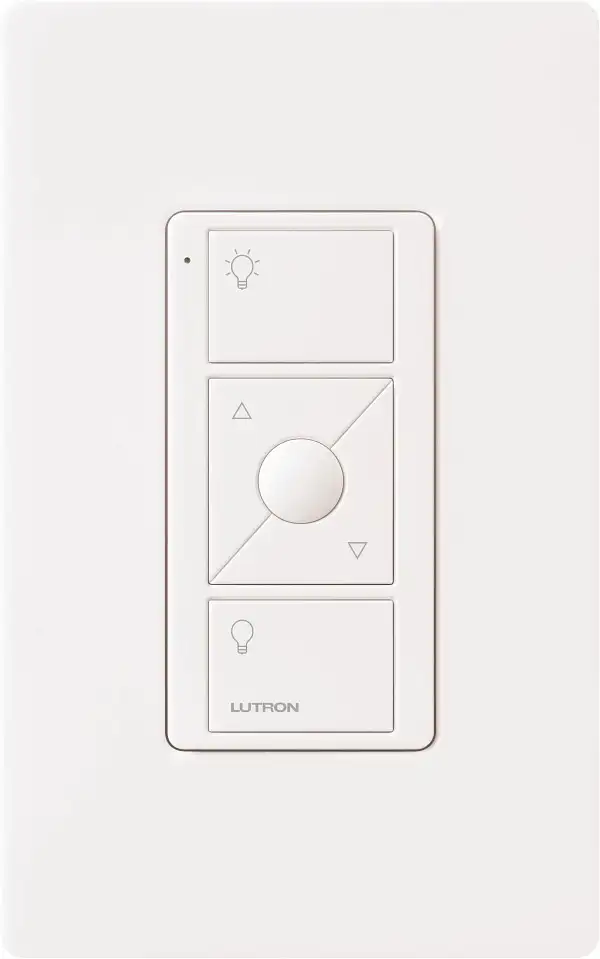 Controle Pico Lutron branco instalado em placa de parede para iluminação