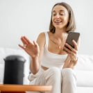 Banner com smartphone para controle de automação residencial